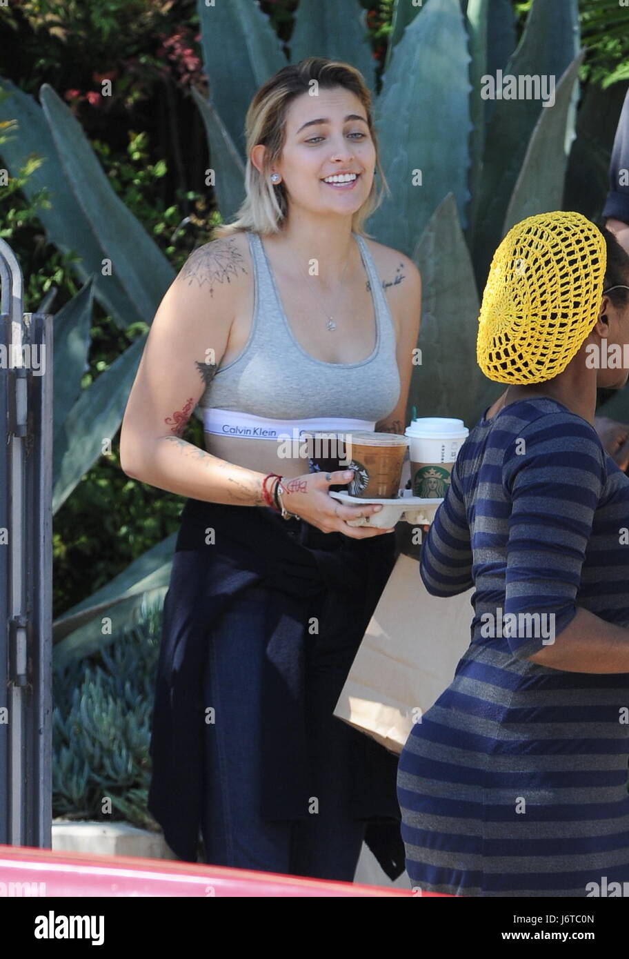 Millie Bobby Brown und Paris Jackson bei Black Dahlia House, den Satz von ihrem neuen Projekt-Featuring: Paris Jackson Where: Los Angeles, California, Vereinigte Staaten von Amerika bei: 21. April 2017 Credit: Cousart/JFXimages/WENN.com Stockfoto