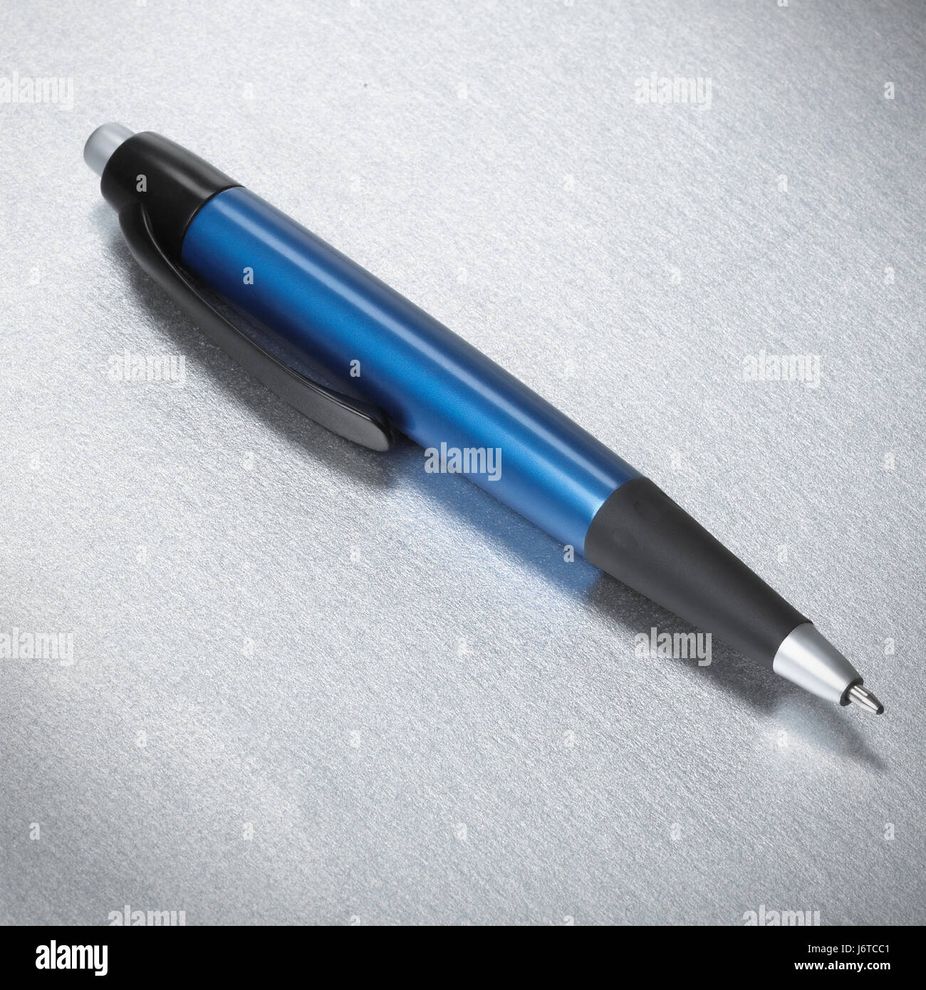 Schwarze und Blaue Stift auf gebürstetem Silber Stockfoto