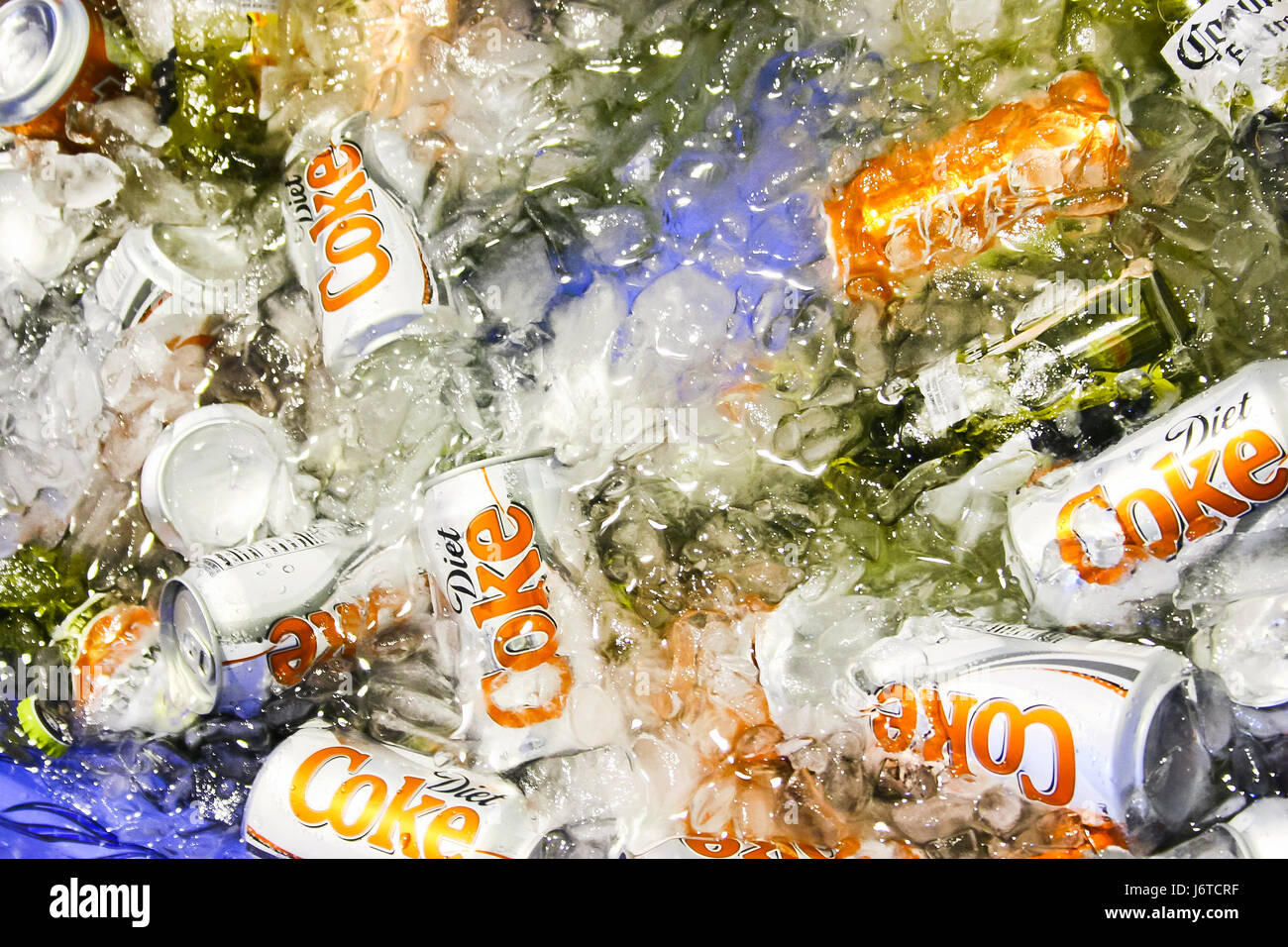 Diät-Cola-Dosen chillen im Eis - USA Stockfoto