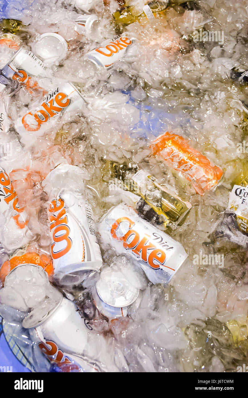 Diät-Cola-Dosen chillen im Eis - USA Stockfoto
