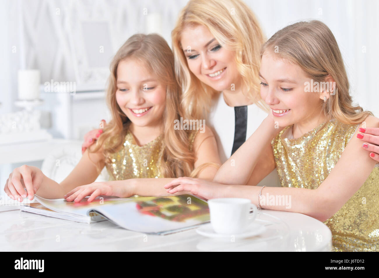 Mutter mit Töchtern von Zwillingen Stockfoto