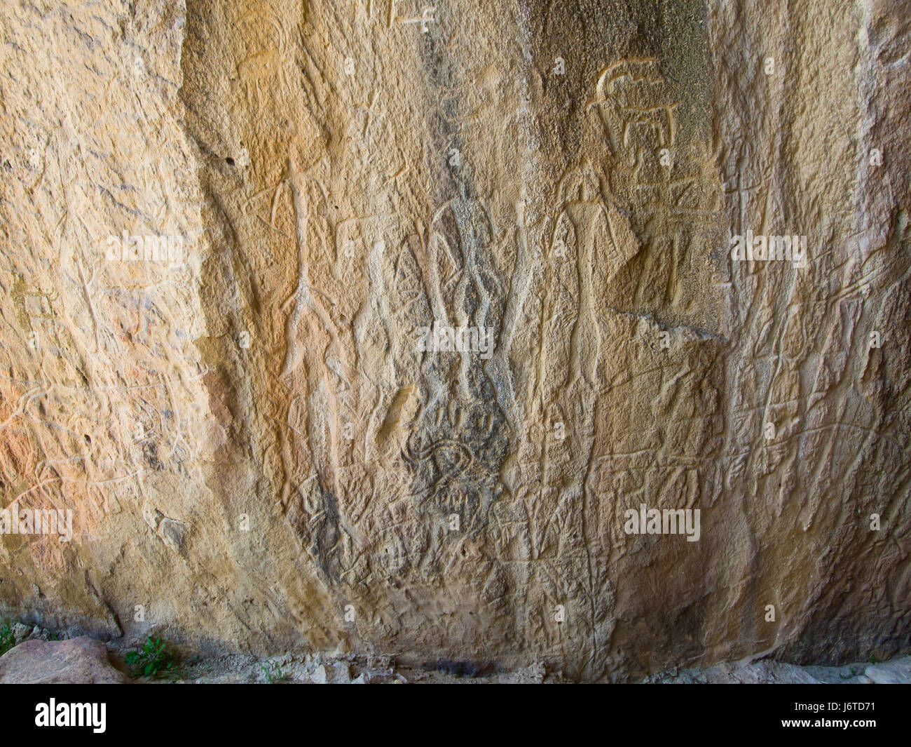 Gobustan Nationalpark bietet eine Stunde südlich von Baku in Aserbaidschan, atemberaubende Landschaften und 6000 alte Petroglyphen, ein Unesco Weltkulturerbe Stockfoto