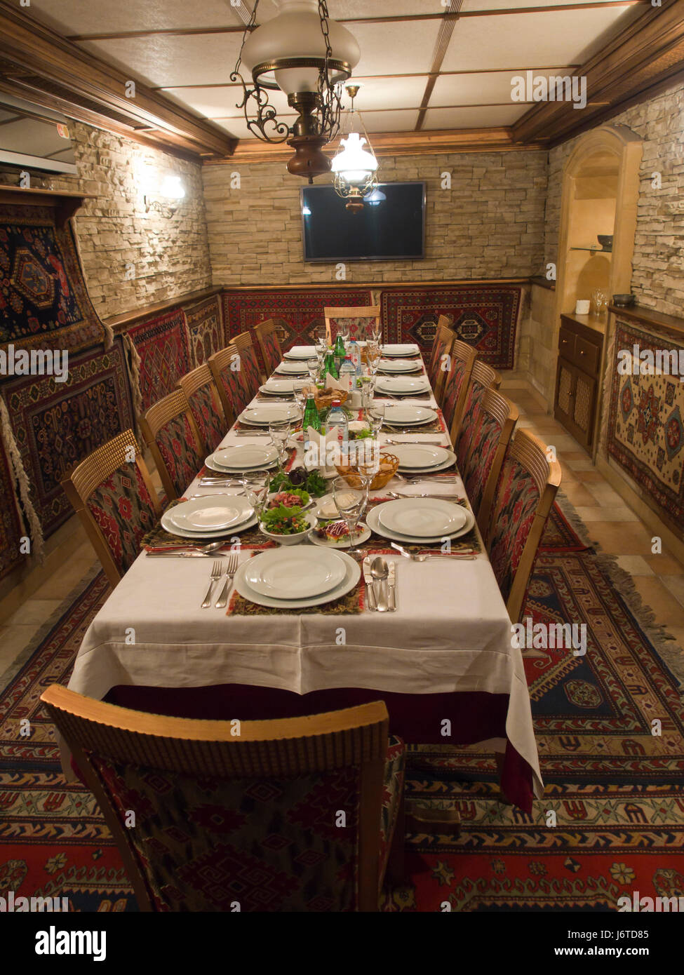 Elegante Essbereich für eine kleine Gruppe in einem separaten Raum in einem Restaurant in Baku, Aserbaidschan, überhaupt vorhanden TV-Bildschirm für zusätzliche Unterhaltung bereit Stockfoto