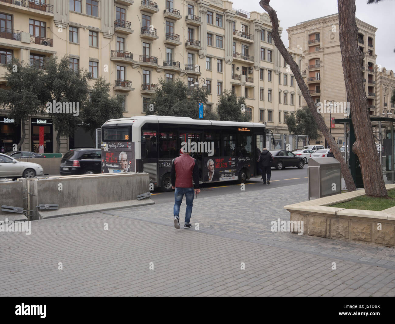 Innerstädtische öffentliche Verkehrsmittel, Bushaltestelle und Bus in Neftchilar Avenue, Baku, Aserbaidschan Stockfoto