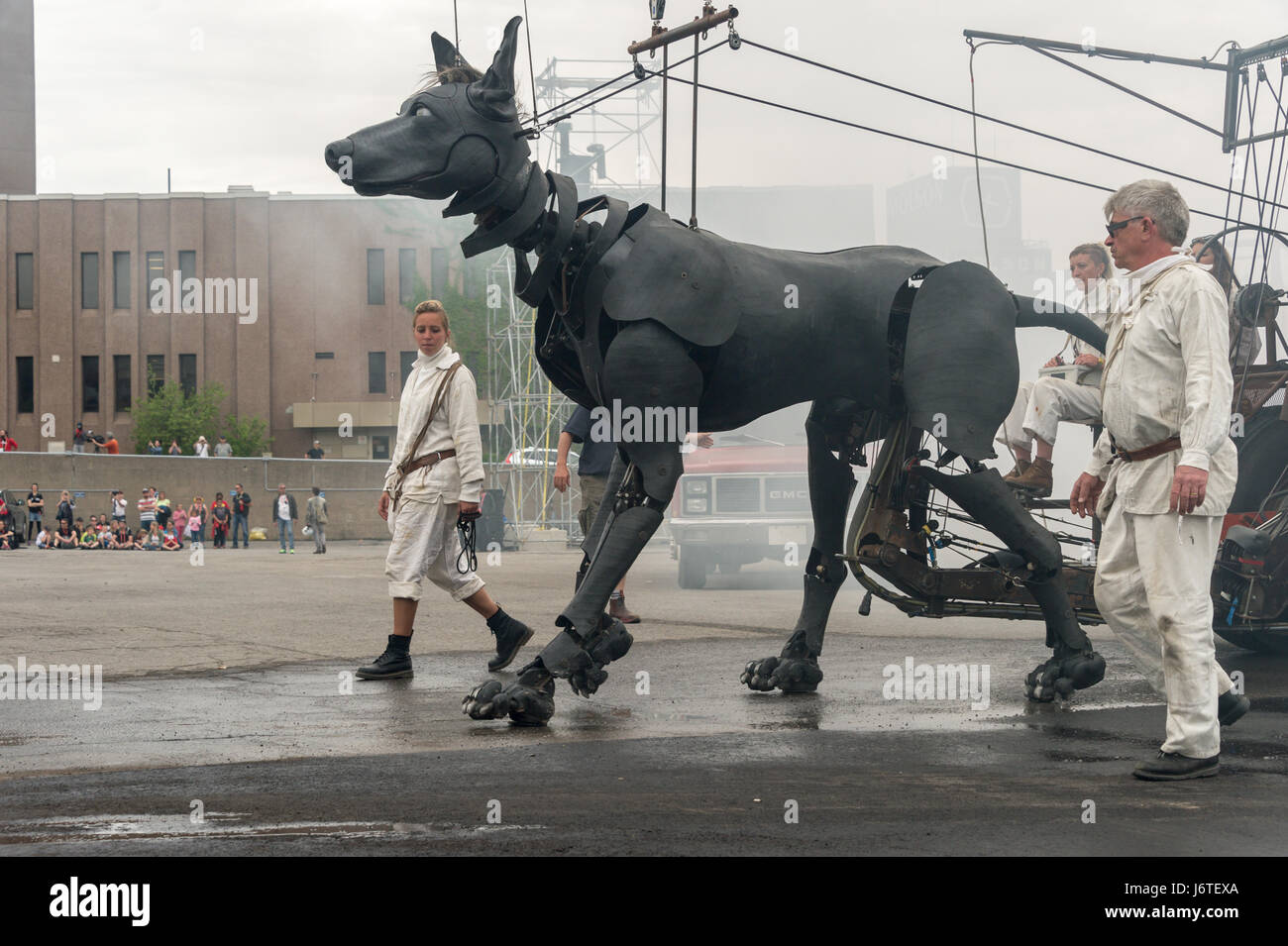 Montreal, Kanada. 21. Mai 2017. Royal de Luxe Riesen im Rahmen der Gedenkfeiern zum 375-jährigen Jubiläum der Montreal Credit: Marc Bruxelle/Alamy Live News Stockfoto