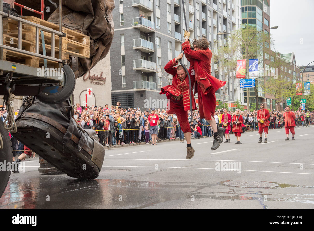 Montreal, Kanada. 21. Mai 2017. Royal de Luxe Riesen im Rahmen der Gedenkfeiern zum 375-jährigen Jubiläum der Montreal Credit: Marc Bruxelle/Alamy Live News Stockfoto