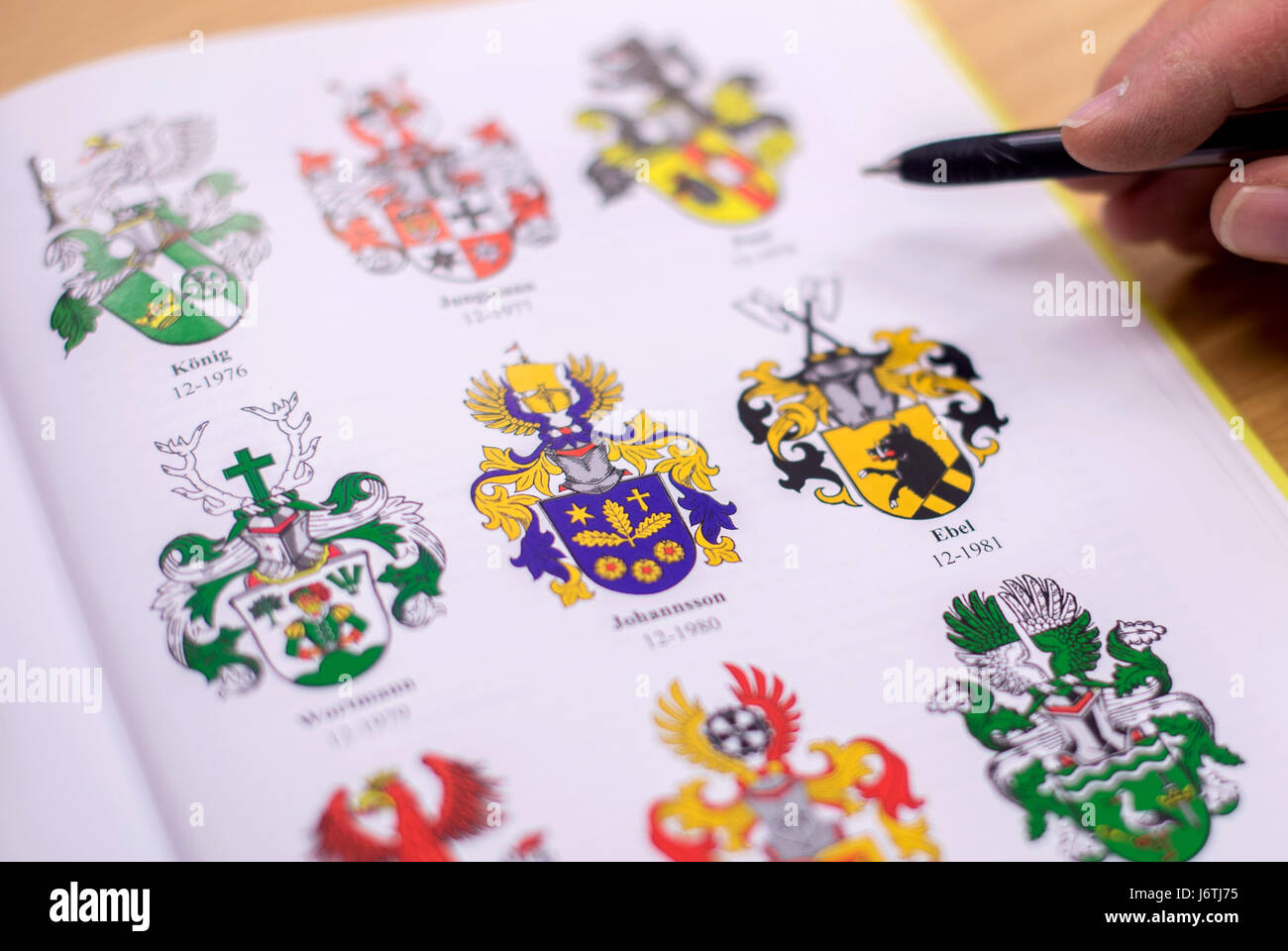 Hannover, Deutschland. 9. Mai 2017. Verschiedene Wappen in einem Buch von Heraldik Forscher Dieter Müller-Bruns von der Heraldik Association "Am Kleeblatt" in den Einrichtungen des Vereins in Hannover, Deutschland, 9. Mai 2017 bewertet wird. Foto: Hauke-Christian Dittrich/Dpa/Alamy Live News Stockfoto