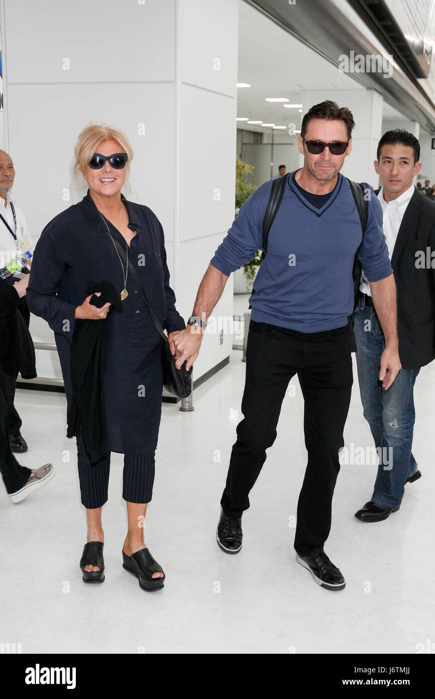 Chiba, Japan. 22. Mai 2017. Australischer Schauspieler Hugh Jackman (R) und seine Frau Deborra-Lee Furness (L) Ankunft am internationalen Flughafen Narita am 22. Mai 2017, Chiba, Japan. Jackman verbrachte Zeit, um die Fans bei seiner Ankunft zu begrüßen. Er ist hier, den roten Teppich und eine Pressekonferenz für seinen Film '' Logan'', die im Theater am 1. Juni in Japan trifft zu besuchen. Bildnachweis: Rodrigo Reyes Marin/AFLO/Alamy Live-Nachrichten Stockfoto