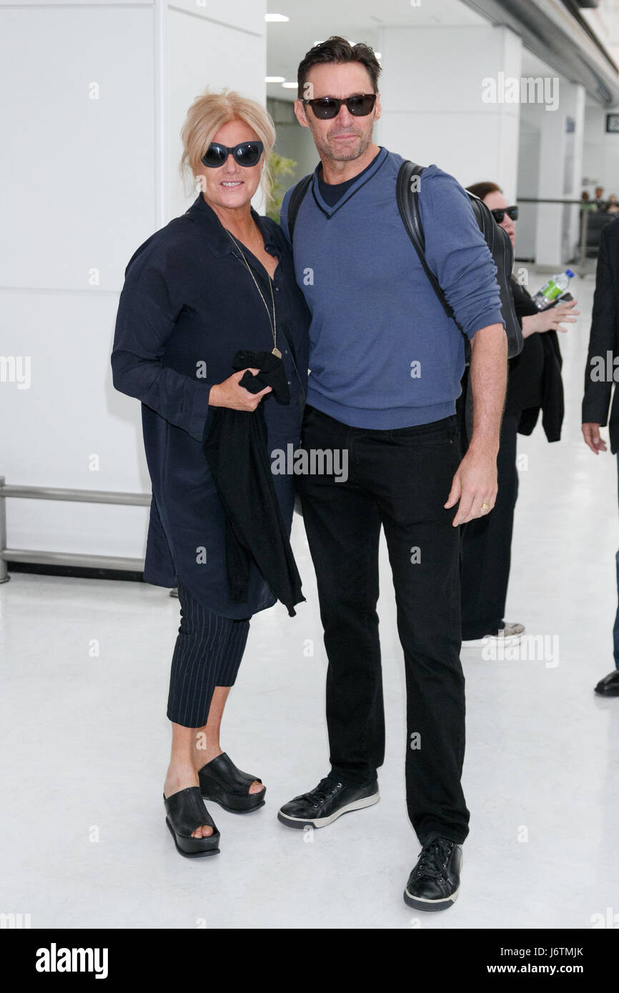 Chiba, Japan. 22. Mai 2017. Australischer Schauspieler Hugh Jackman (R) und seine Frau Deborra-Lee Furness (L) Ankunft am internationalen Flughafen Narita am 22. Mai 2017, Chiba, Japan. Jackman verbrachte Zeit, um die Fans bei seiner Ankunft zu begrüßen. Er ist hier, den roten Teppich und eine Pressekonferenz für seinen Film '' Logan'', die im Theater am 1. Juni in Japan trifft zu besuchen. Bildnachweis: Rodrigo Reyes Marin/AFLO/Alamy Live-Nachrichten Stockfoto