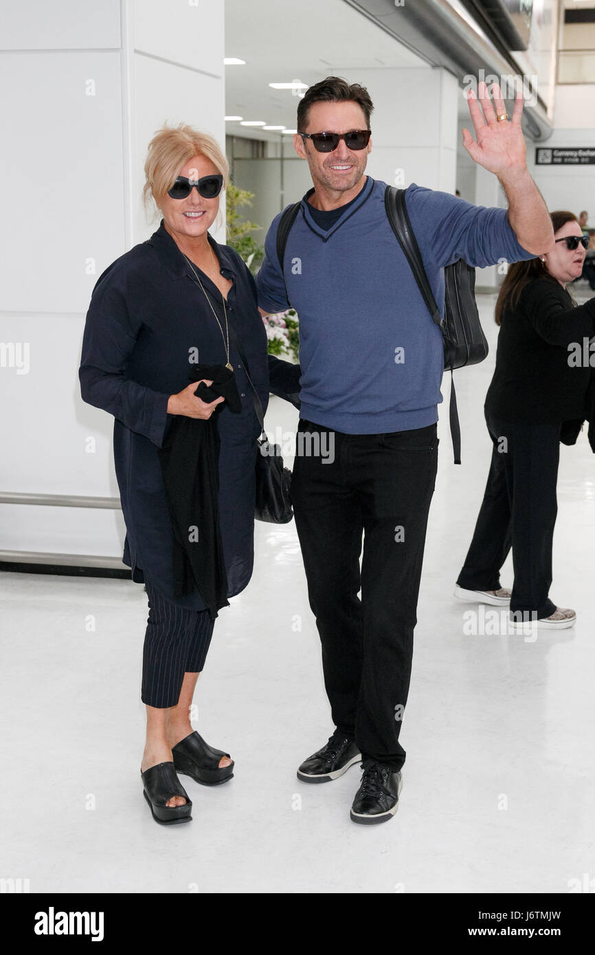 Chiba, Japan. 22. Mai 2017. Australischer Schauspieler Hugh Jackman (R) und seine Frau Deborra-Lee Furness (L) Ankunft am internationalen Flughafen Narita am 22. Mai 2017, Chiba, Japan. Jackman verbrachte Zeit, um die Fans bei seiner Ankunft zu begrüßen. Er ist hier, den roten Teppich und eine Pressekonferenz für seinen Film '' Logan'', die im Theater am 1. Juni in Japan trifft zu besuchen. Bildnachweis: Rodrigo Reyes Marin/AFLO/Alamy Live-Nachrichten Stockfoto