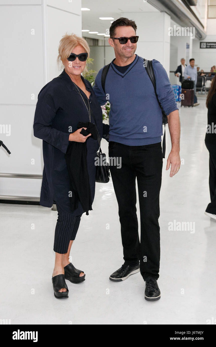 Chiba, Japan. 22. Mai 2017. Australischer Schauspieler Hugh Jackman (R) und seine Frau Deborra-Lee Furness (L) Ankunft am internationalen Flughafen Narita am 22. Mai 2017, Chiba, Japan. Jackman verbrachte Zeit, um die Fans bei seiner Ankunft zu begrüßen. Er ist hier, den roten Teppich und eine Pressekonferenz für seinen Film '' Logan'', die im Theater am 1. Juni in Japan trifft zu besuchen. Bildnachweis: Rodrigo Reyes Marin/AFLO/Alamy Live-Nachrichten Stockfoto