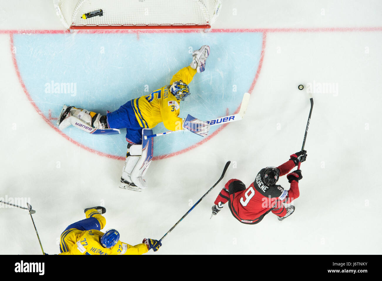 Köln, Deutschland. 21. Mai 2017. Schwedens Torhüter Henrik Lundqvist (l) blockt einen Schuss von Kanadas Matt Duchene während der Eishockey WM-Endspiels zwischen Kanada und Schweden in der Lanxess Arena in Köln, Deutschland, 21. Mai 2017. Foto: Marius Becker/Dpa/Alamy Live News Stockfoto