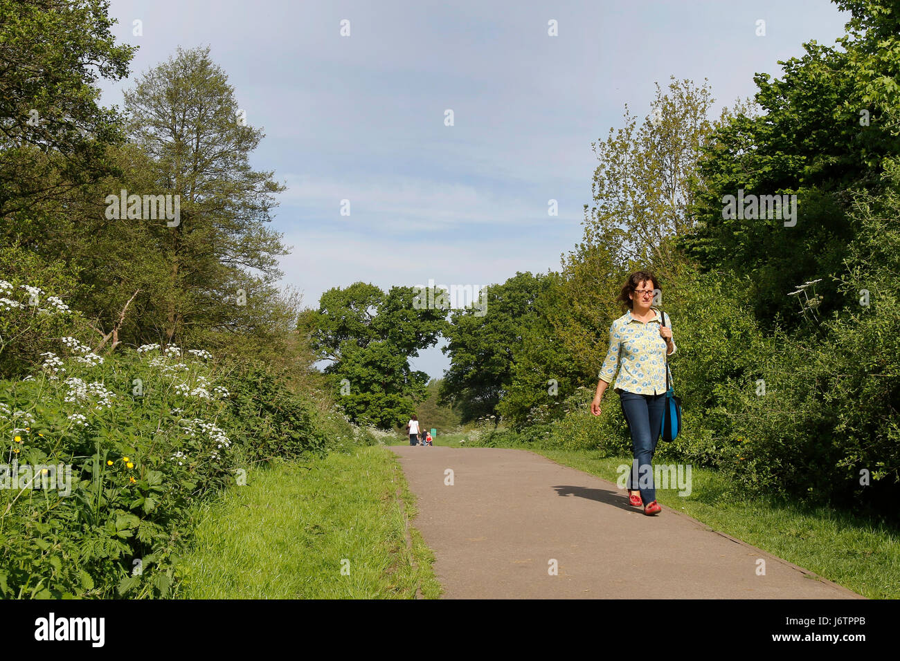 Uttoxeter, Staffordshire. 22. Mai 2017. Anwohner genießen Sie den Start in eine wochenlange Hitzewelle in Uttoxeter, Staffordshire. Temperaturen werden sich voraussichtlich bis zu 25 Grad Celsius während der warmen Zauber getroffen. 22. Mai 2017. Bildnachweis: Richard Holmes/Alamy Live-Nachrichten Stockfoto