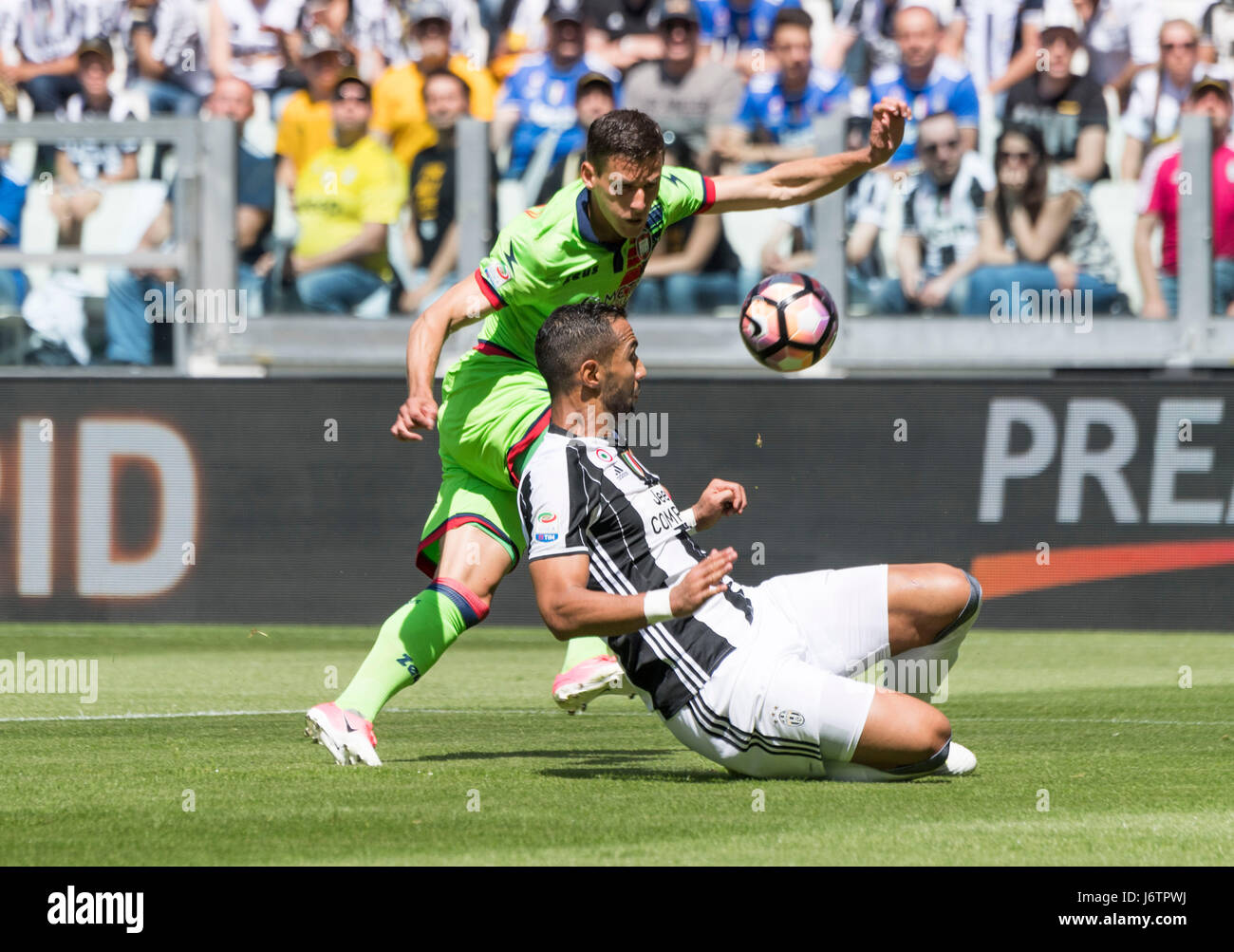 (T-B) Aleksandar Tonev (Crotone), Medhi Benatia (Juventus), 21. Mai 2017 - Fußball / Fußball: italienische "Serie A" match zwischen Juventus 3-0 FC Crotone Juventus Stadium in Turin, Italien. (Foto von Maurizio Borsari/AFLO) Stockfoto