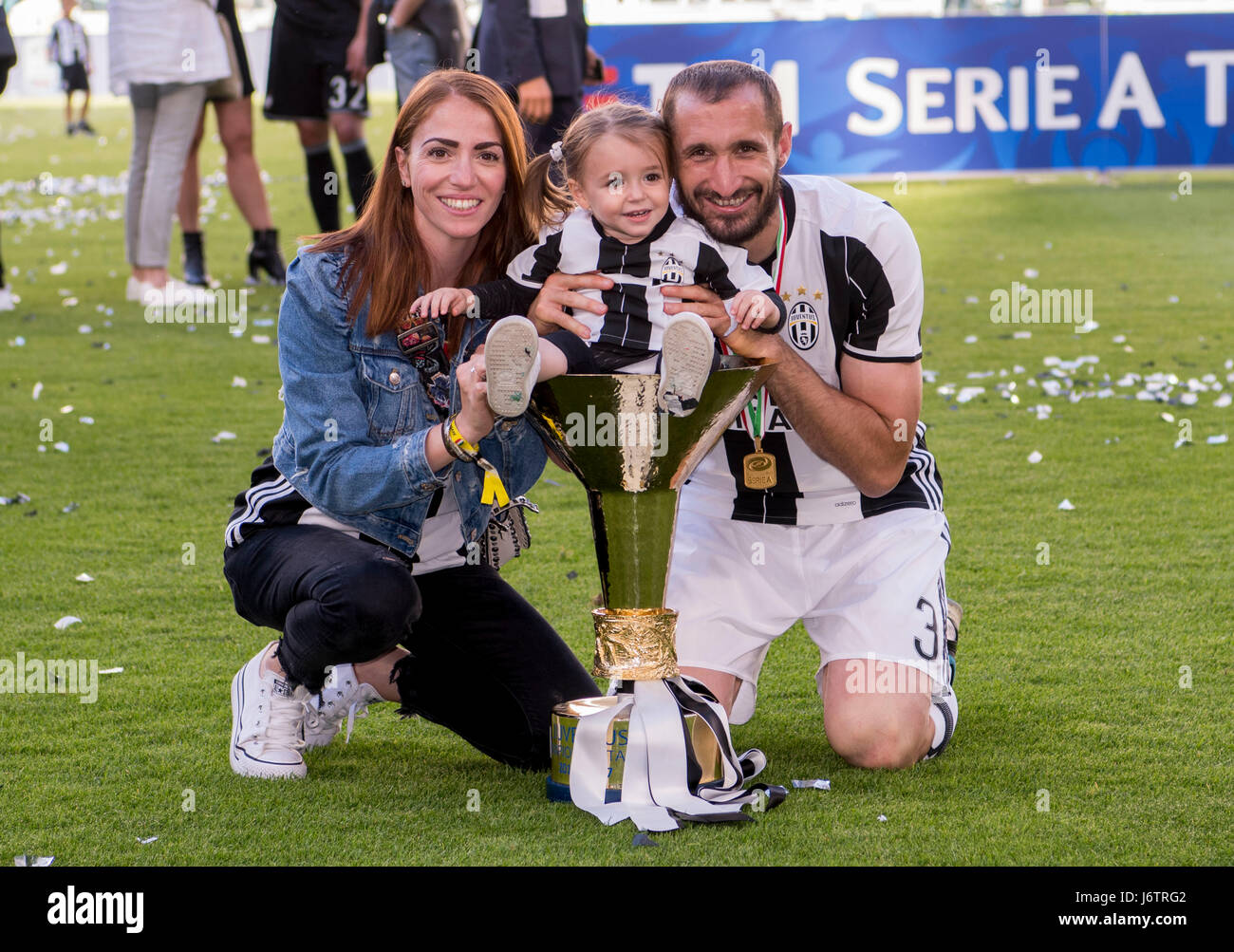 Turin, Italien. 21. Mai 2017. Giorgio Chiellini (Juventus) Fußball: Giorgio Chiellini von Juventus Turin feiert ihren sechsten geraden Ligatitel mit seiner Frau Carolina Bonistalli, Tochter Nina und die Trophäe nach der italienischen Serie-A-zwischen Juventus 3-0 FC Crotone Juventus Stadium in Turin, Italien Spiel. Bildnachweis: Maurizio Borsari/AFLO/Alamy Live-Nachrichten Stockfoto