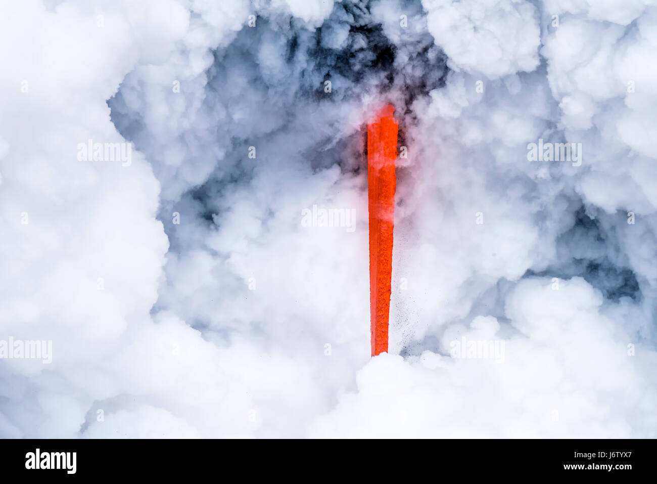 Ein Lavastrom auf der big Island von Hawaii bekannt als Feuer Schlauch spuckt aus flüssigem Magma vom Kilauea Vulkan in den Ozean verursachen Explosionen und form Stockfoto