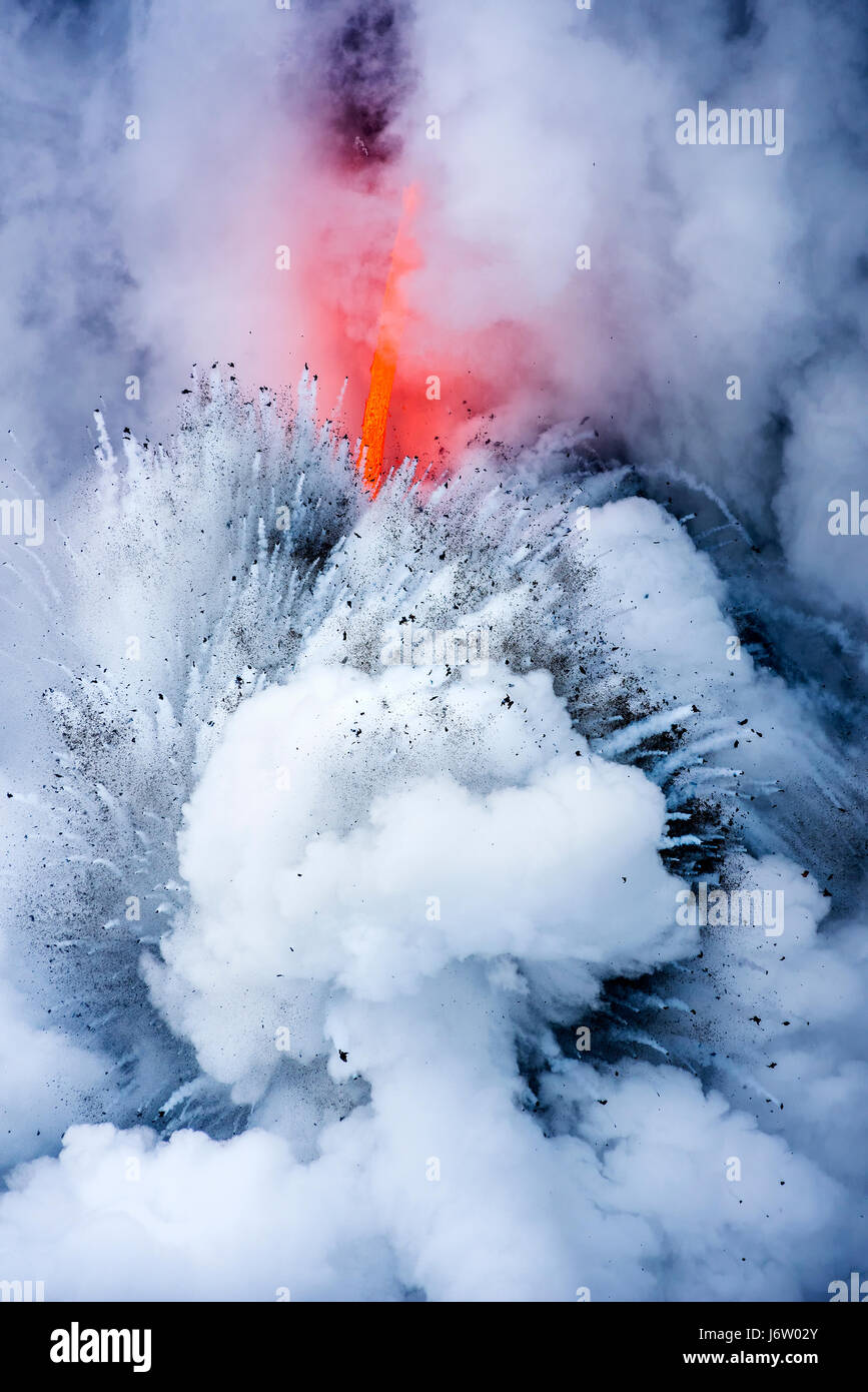 Ein Lavastrom auf der big Island von Hawaii bekannt als Feuer Schlauch spuckt aus flüssigem Magma vom Kilauea Vulkan in den Ozean verursachen Explosionen und form Stockfoto
