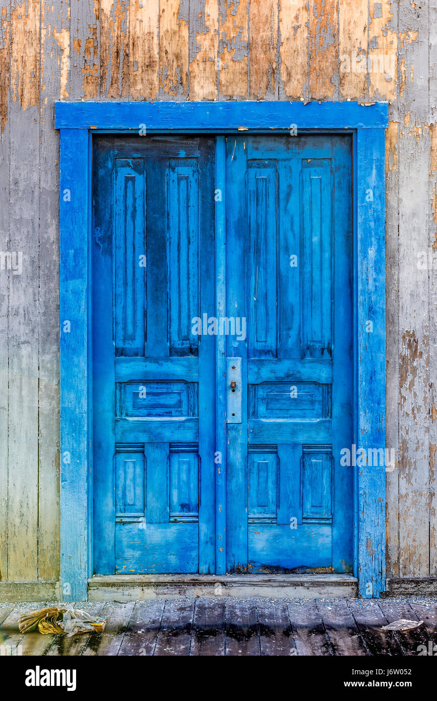 Eine alte, antike blaue Tür im Hochland von Hawaii zeigen dem Schaden, dass Feuchtigkeit am Holz. Stockfoto
