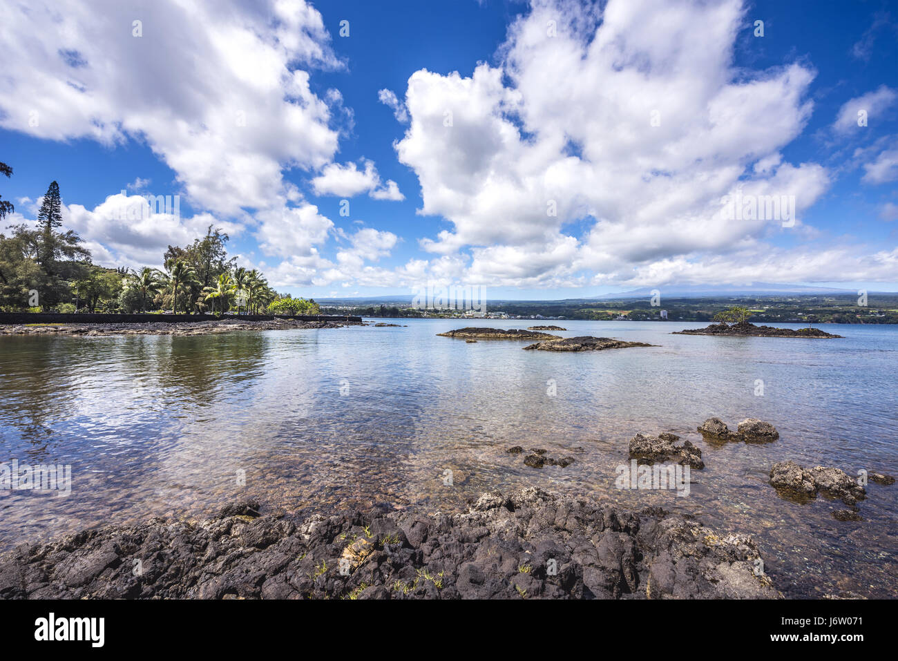 Eine lebendige, malerische Hawaii Bucht mit Wellen Waschen Ufer unterstreicht das tropische Klima und der Blick vom Paradies. Stockfoto
