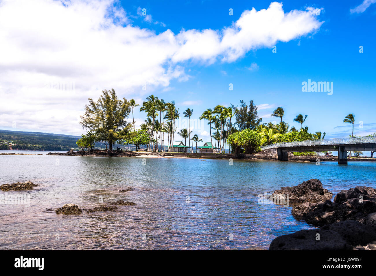 Coconut Island Hawaii zeigt einen ruhigen Tag mit sanften Wellen Waschen an Land hervorheben, das tropische Klima und der Blick vom Paradies. Stockfoto