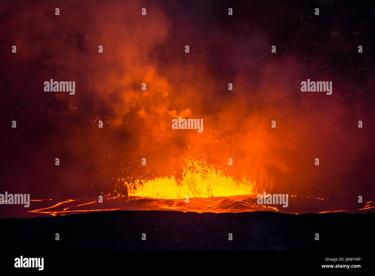 Kochendes, ausbrechender Lava in die Caldera des Vulkans Kilauea schießt Magma in die Luft und erzeugt große Mengen an Dampf aus der heißen Flüssigkeit. Stockfoto