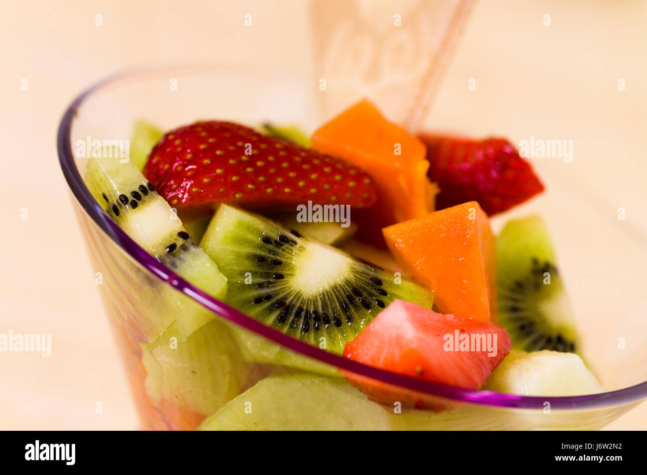 Obst Äpfel Apfel Beere Melon Frucht Salat Café Glas Kelch Becher Makro Stockfoto