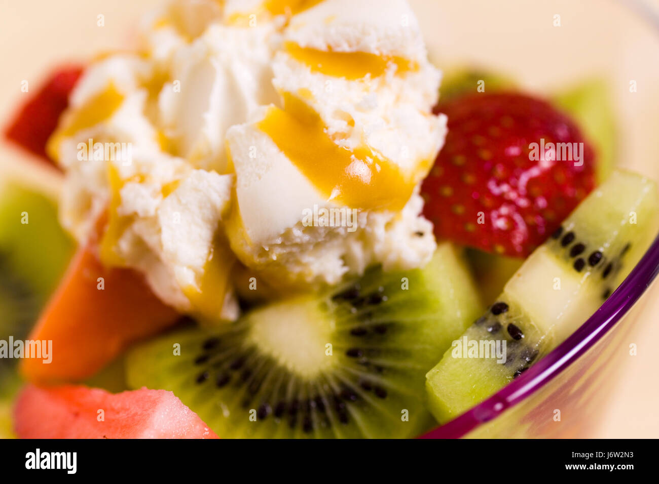 Obst Obst Salat Karamell Eis Eis Eis Dessert Cafe Glas Stockfoto