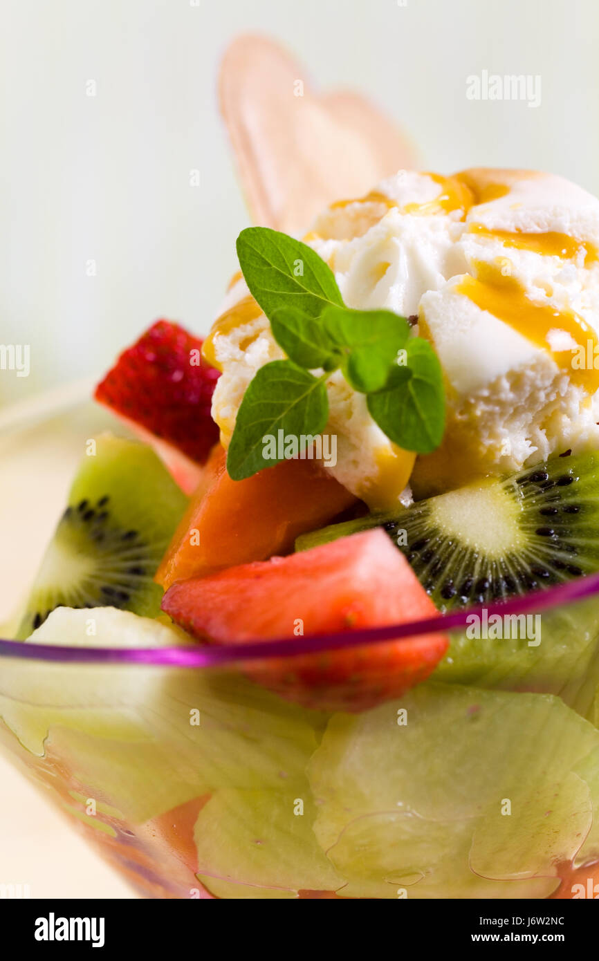 Obstsalat, gemischt - mit Karamell Ei Stockfoto