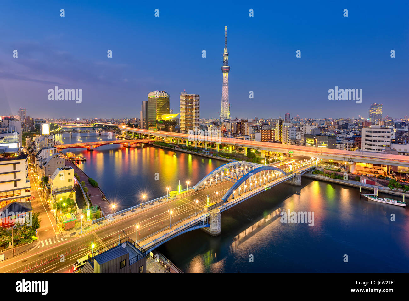 Skyline von Tokyo, Japan auf dem Sumida-Fluss. Stockfoto
