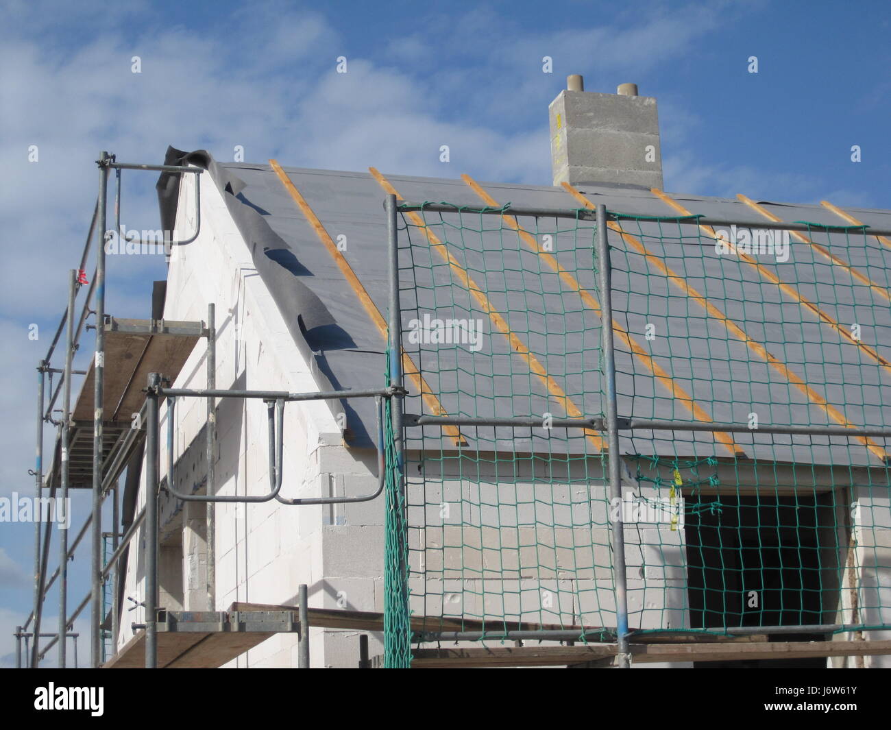 Neubau mit Gerüst Stockfoto