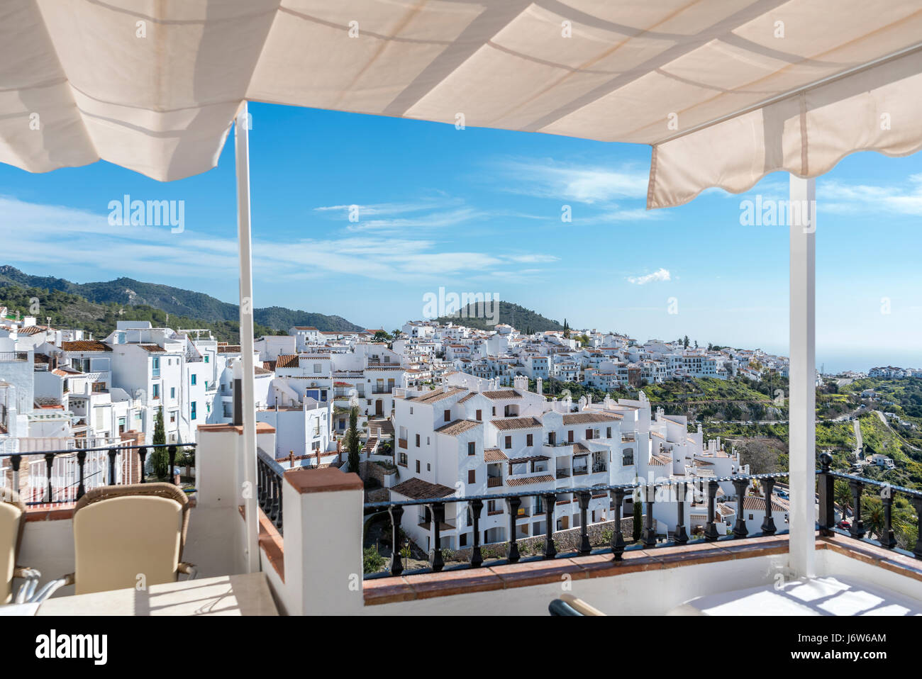 Frigiliana, Costa Del Sol, Andalusien. Frigiliana, zum schönsten Dorf Spaniens. Blick von der Terrasse des Restaurant El Casino. Stockfoto