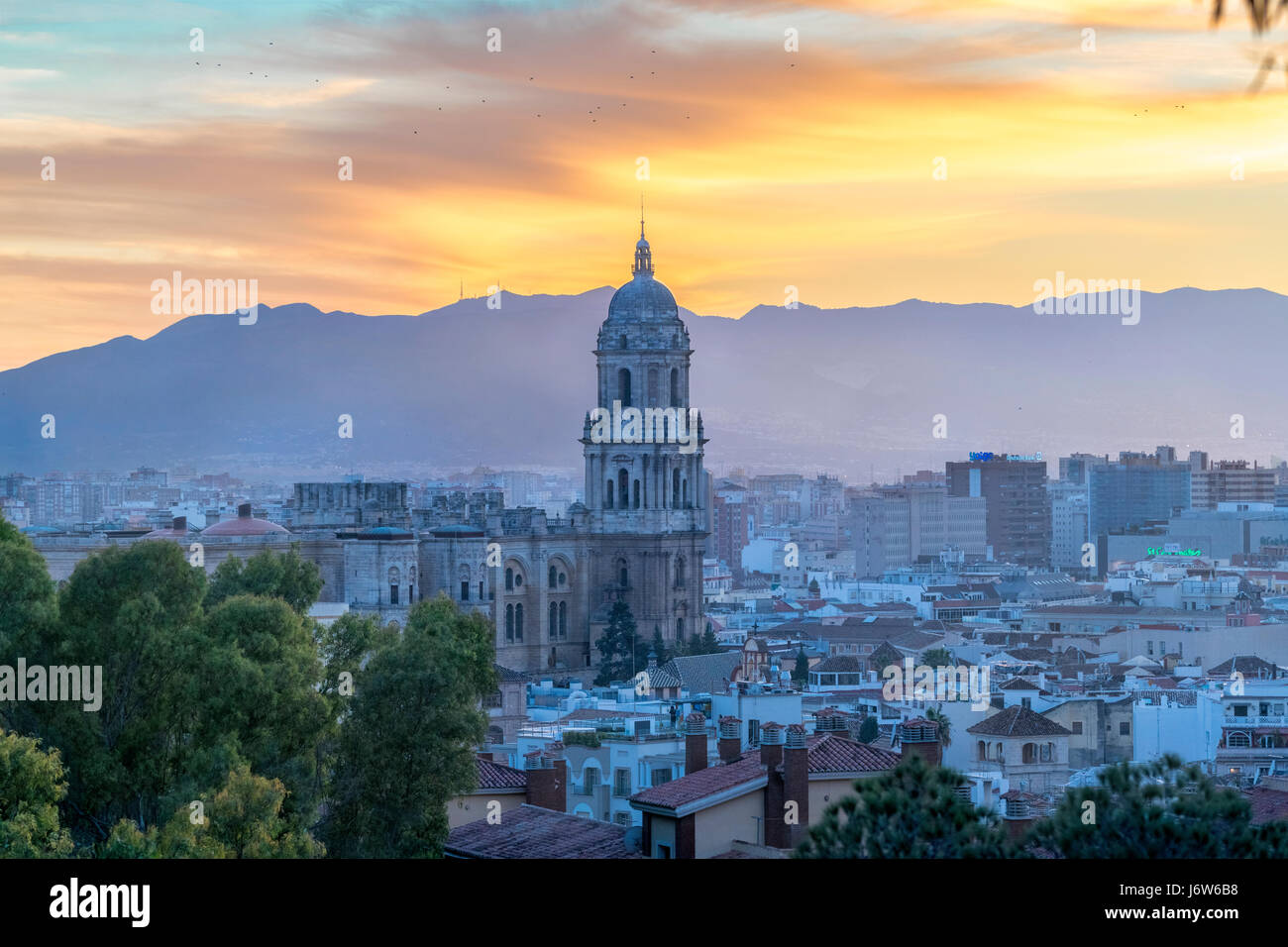 Kathedrale von Malaga mit Altstadt malerische Aussicht von Gibralfaro bei Sonnenuntergang in der Dämmerung in der Dämmerung am Abend Stockfoto