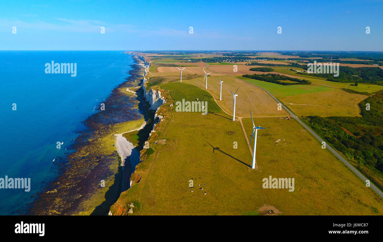 Windkraftanlagen mit Blick auf den Atlantischen Ozean in der Nähe von Fecamp, Normandie, Frankreich Stockfoto