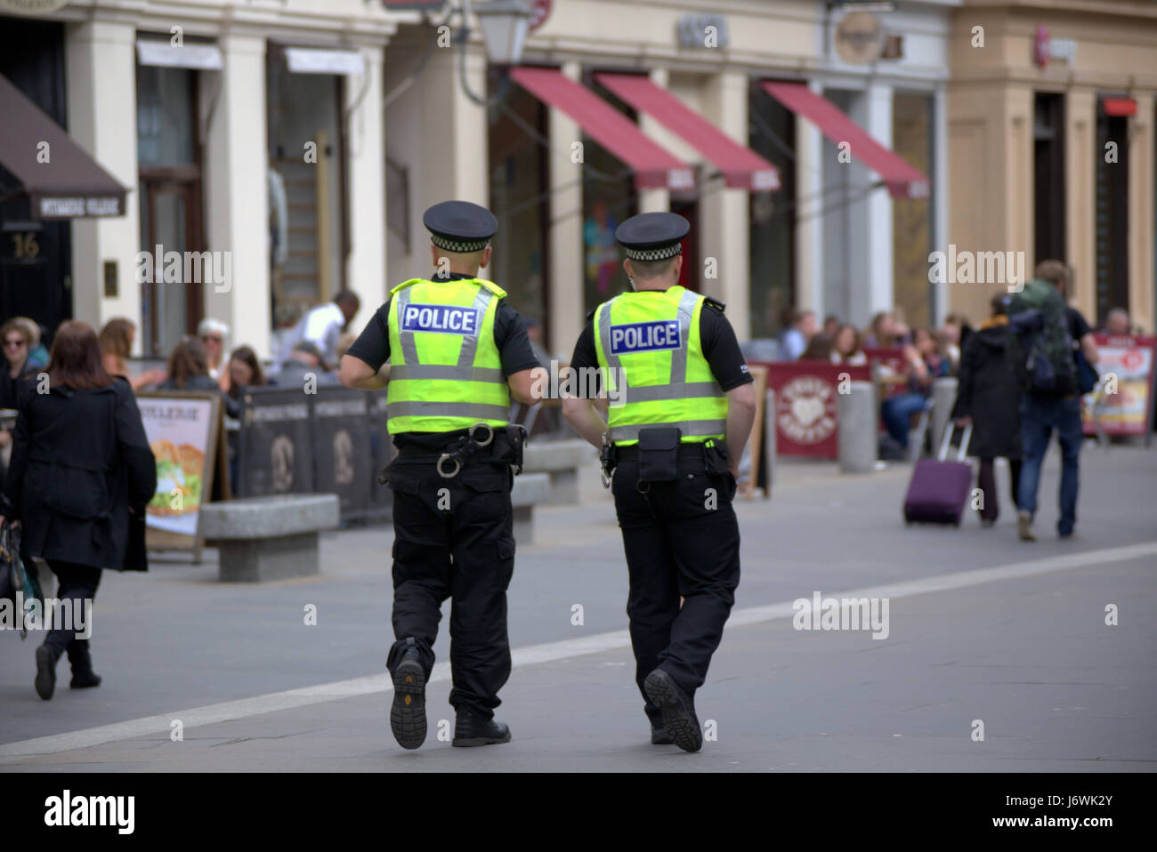 zwei schottische Polizisten auf Streife zu Fuß der Straße Glasgow Stockfoto