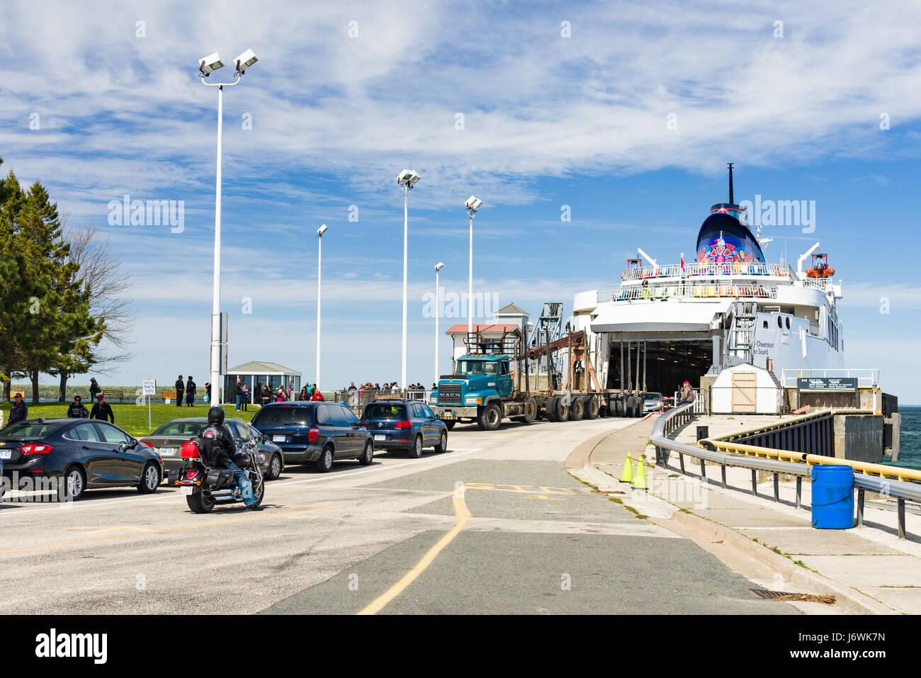 Chi-Cheemaun Fähre Auslagerung der Fahrzeuge an der South Baymouth Ferry Terminal als Fahrzeuge der Linie an Bord, Ontario, Kanada Warten Stockfoto