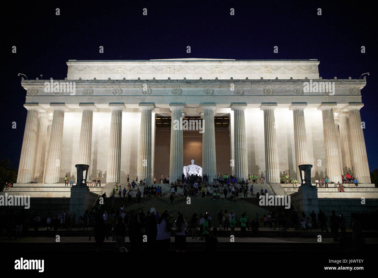 Massen vor dem Lincoln Memorial in der Nacht Washington DC USA Stockfoto
