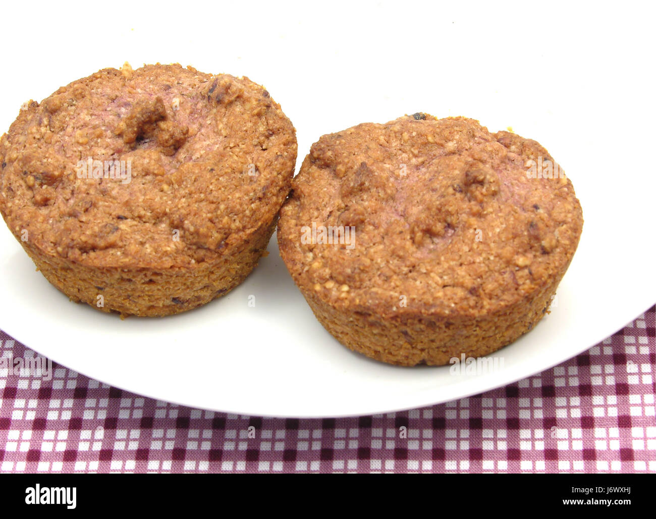 zwei Muffins auf weißem Porzellanteller Stockfoto