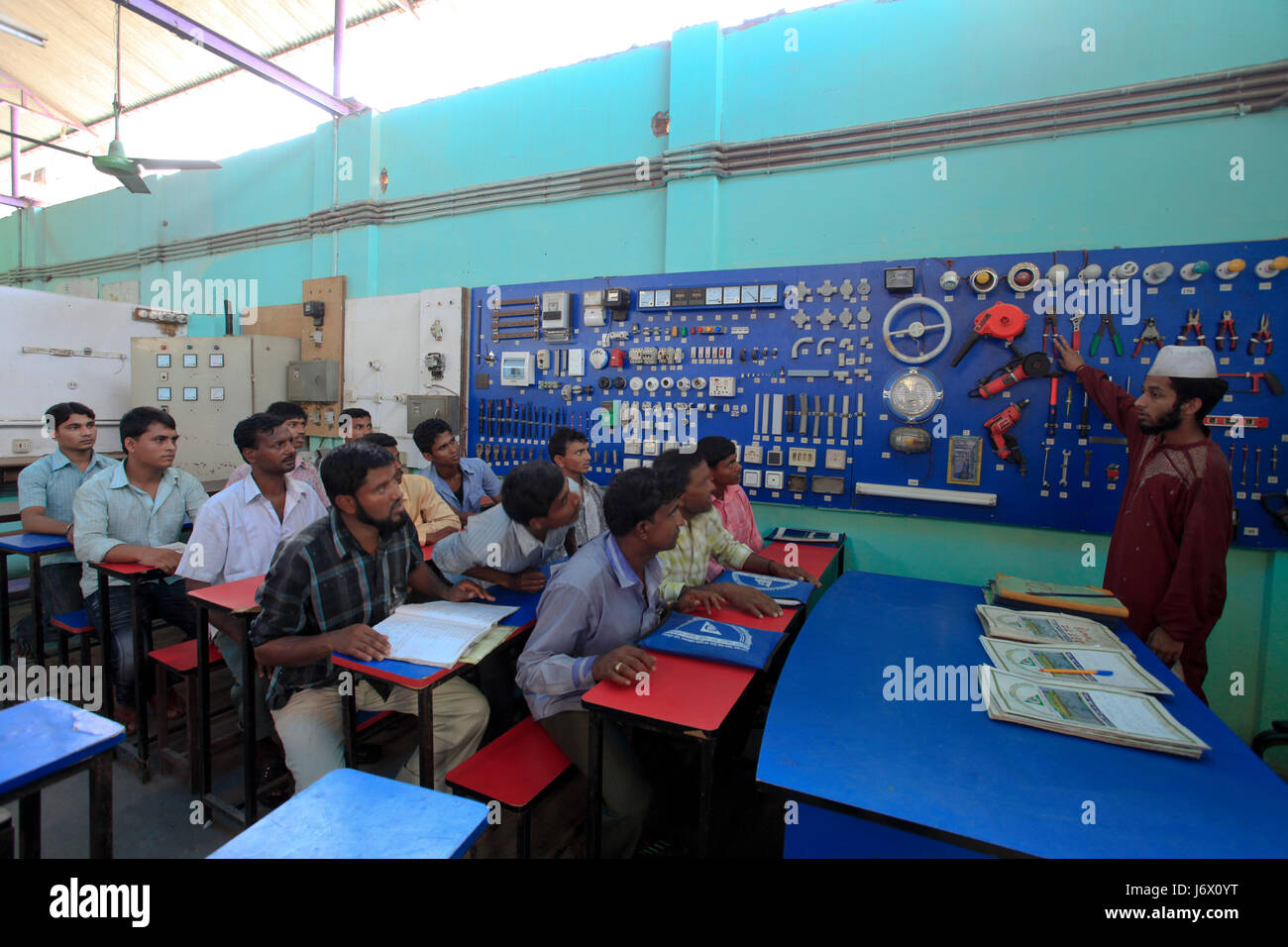 Gruppe von Jugendlichen besuchen im Schulungsraum im technischen Training Centre. Dhaka, Bangladesch. Stockfoto