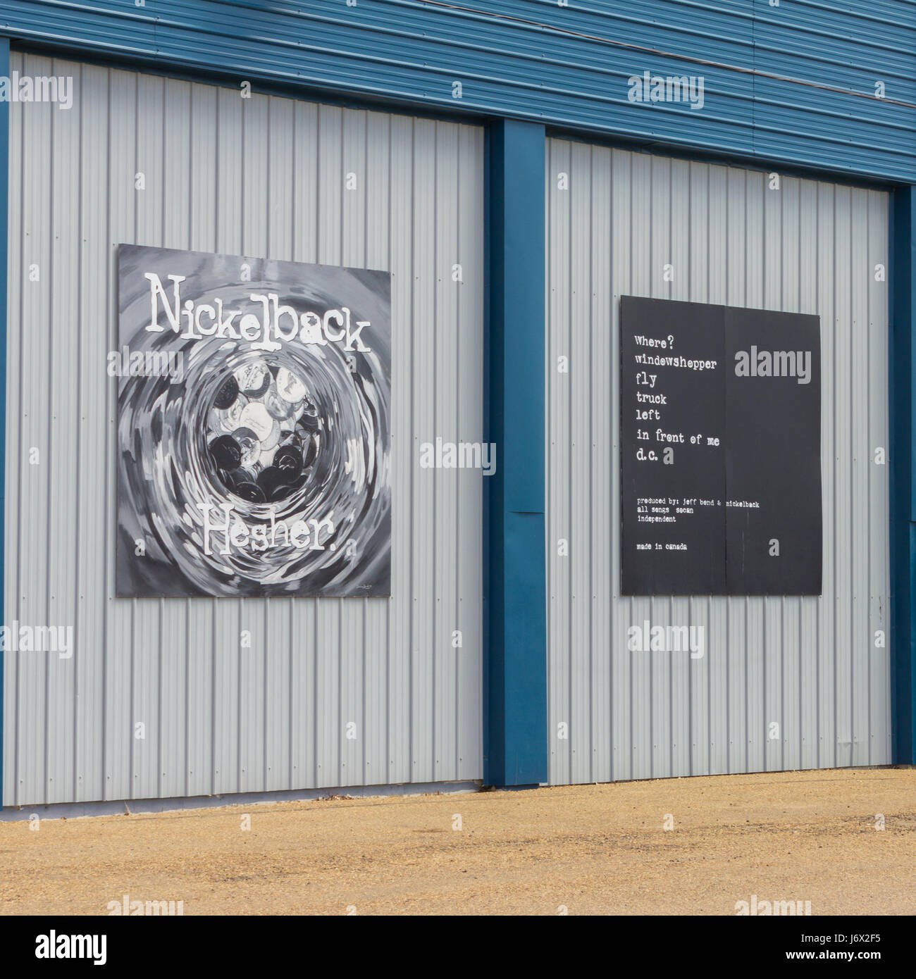 Gemälde von Nickleback Alben hängen an der Seite eines Gebäudes in Hanna, Alberta. Stockfoto