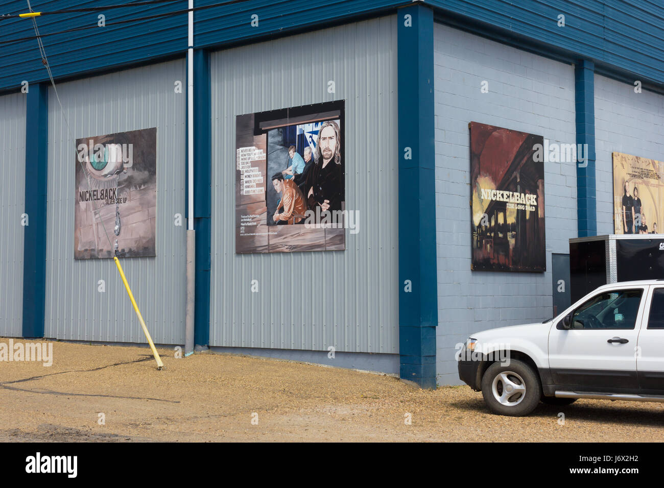 Gemälde von Nickleback Alben hängen an der Seite eines Gebäudes in Hanna, Alberta. Stockfoto