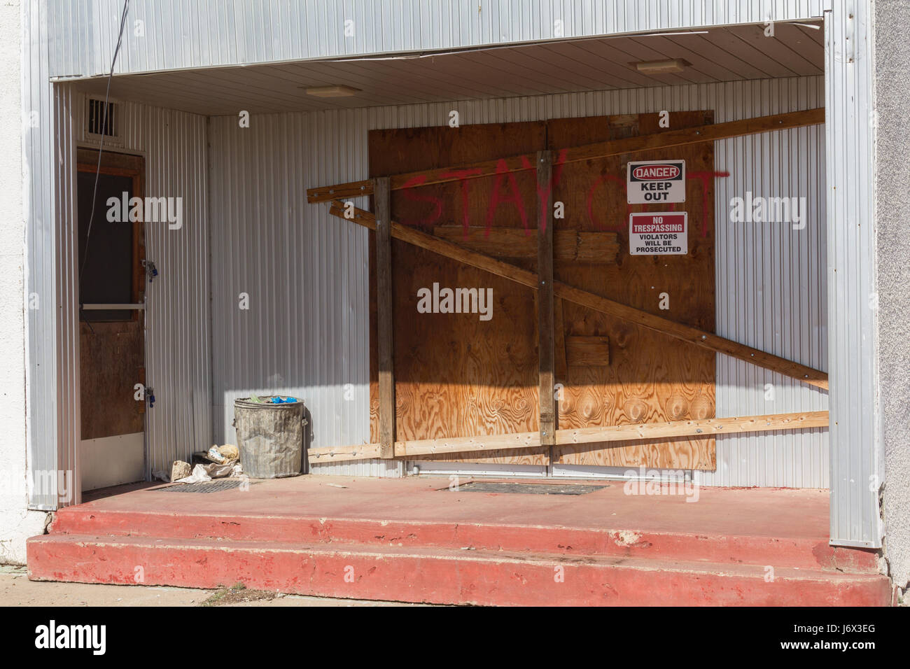 Mit Brettern vernagelt Türen eines alten Gebäudes. Stockfoto