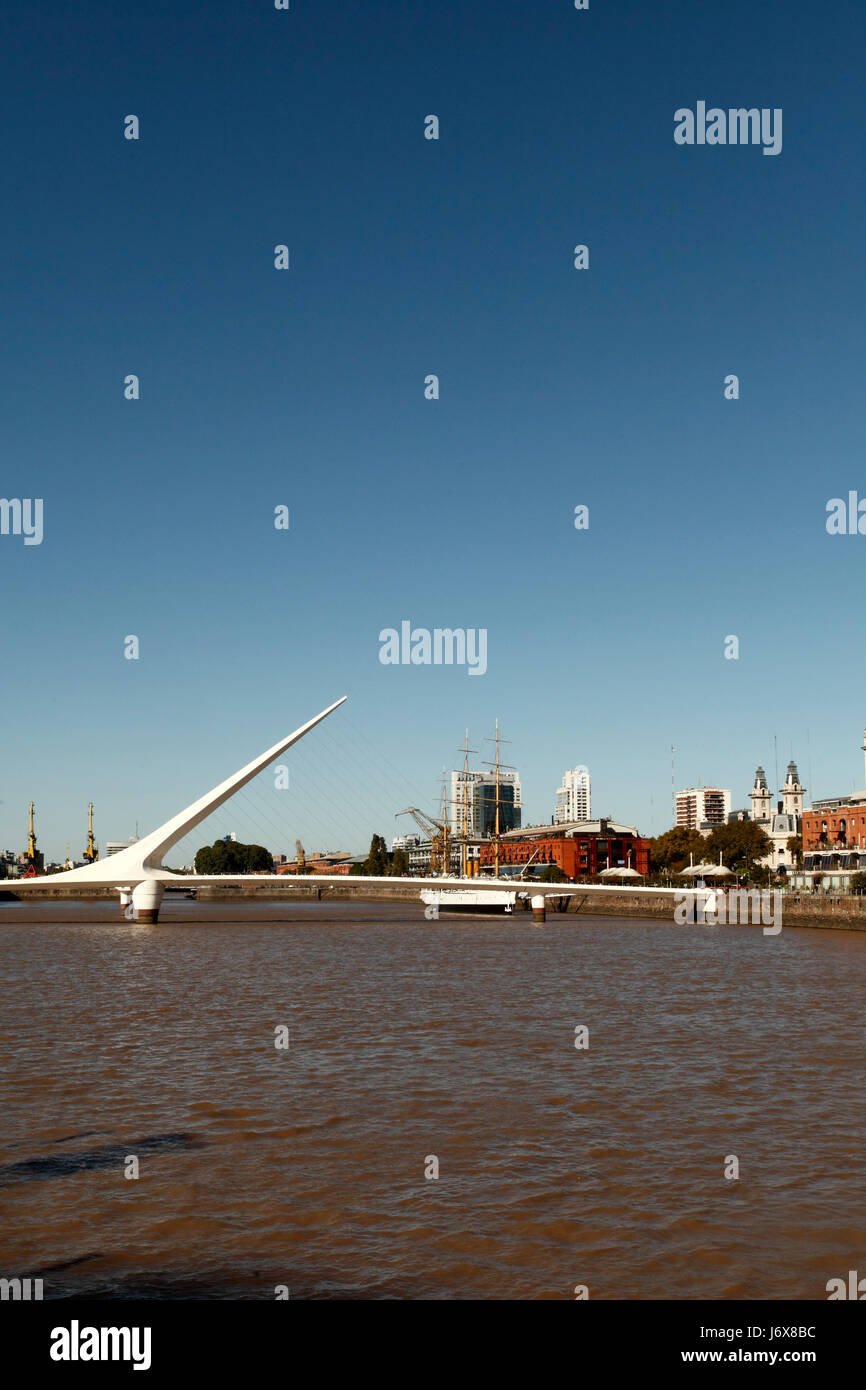 Puente De La Mujer, Puerto Madero, Buenos Aires, Argentinien. Tango-Brücke über die Docks. Stockfoto