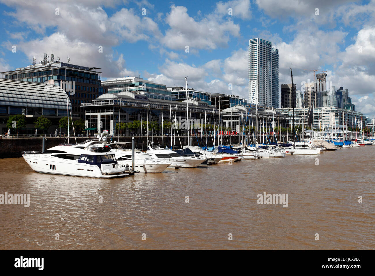 Dock ausgekleidet Neubauten in Puerto Madero, Buenos Aires, Patagonien. Stockfoto