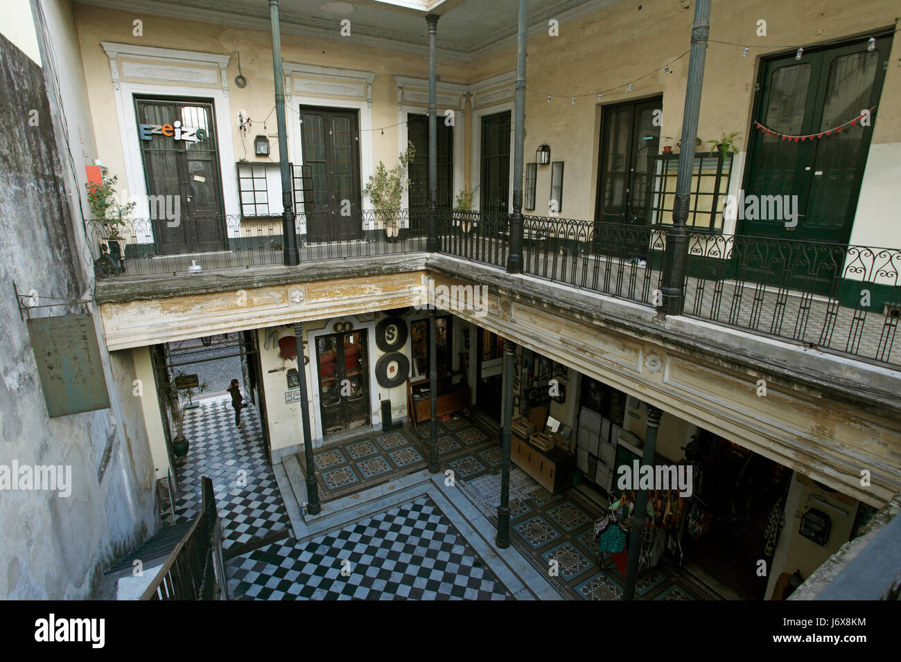 Verblichene Pracht von einem alten Kolonialhaus in San Telmo, Buenos Aires. Jetzt ein Antiquitäten- und Ärztehaus Shop. Stockfoto