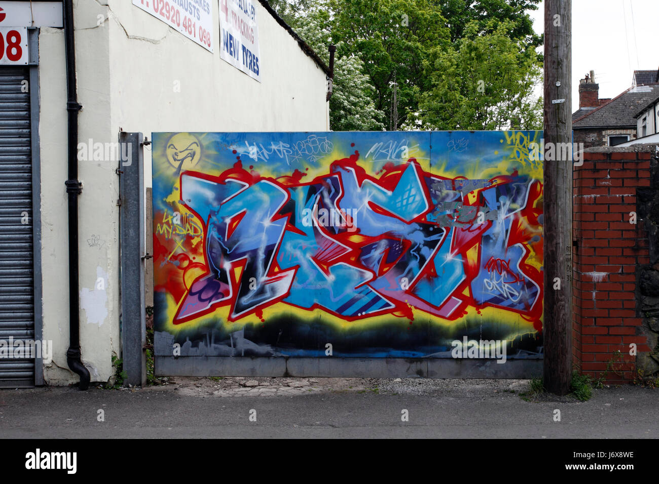 Garageneinfahrt mit street-Art. Seitenstraße. Stockfoto