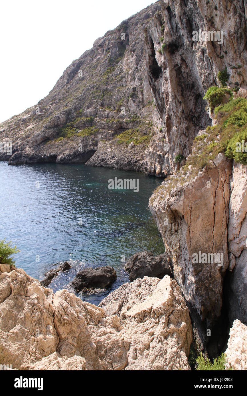Wasser Mittelmeer Salzwasser Meer Ozean Rock Bay Mountain blaue Reisen Pflanze Stockfoto