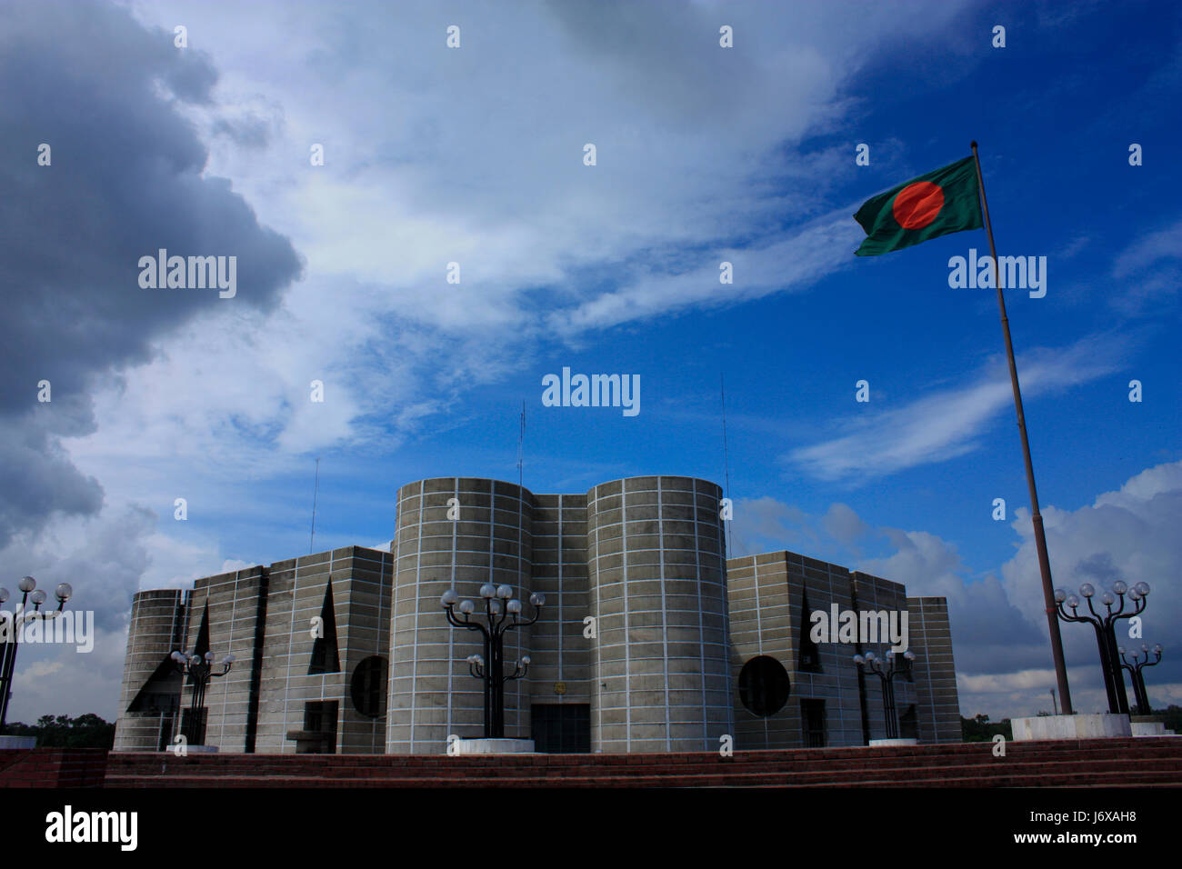 Die nationale Versammlung von Bangladesch oder Jatiyo Sangsad Bhaban gilt als eines der schönsten Beispiele der modernen Architektur werden. Entwickelt Stockfoto