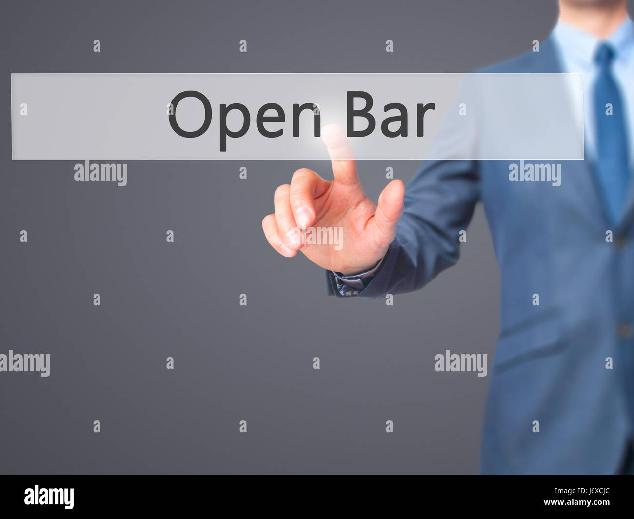 Open Bar - Geschäftsmann klicken Sie auf virtuellen Touchscreen. Business- und IT-Konzept. Stock Foto Stockfoto