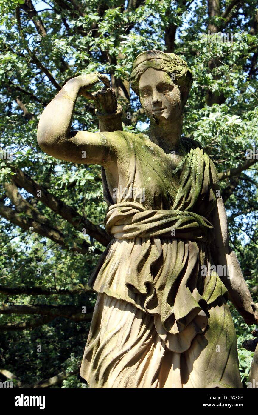 Gott Park Statue es Göttin jagt Pfeil Altstadt Stadt Kunst Stein Fenster Stockfoto