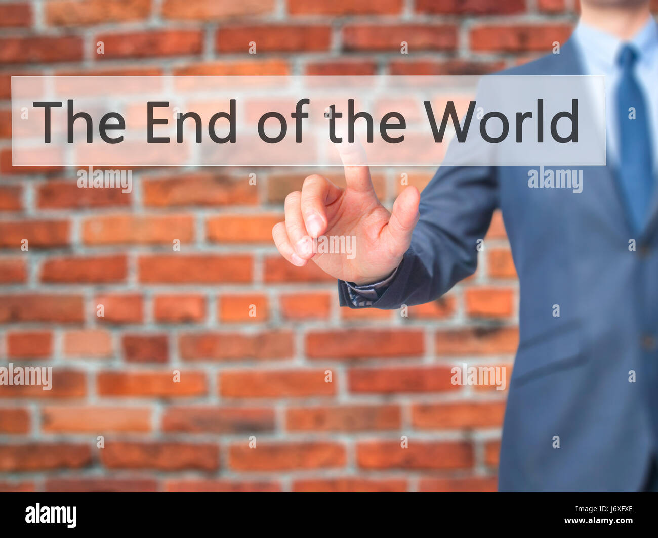 Das Ende der Welt - Geschäftsmann Hand Drücken des Knopfes am Touch-Screen-Oberfläche. Wirtschaft, Technologie, Internet-Konzept. Stock Foto Stockfoto